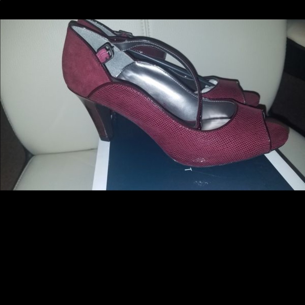 Karen Scott Peeka Boo Pump
